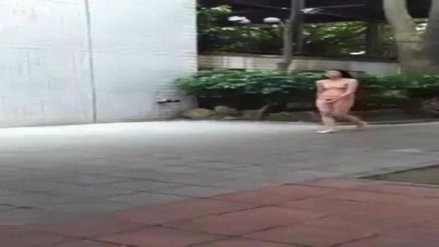 本土女孩街上裸跑